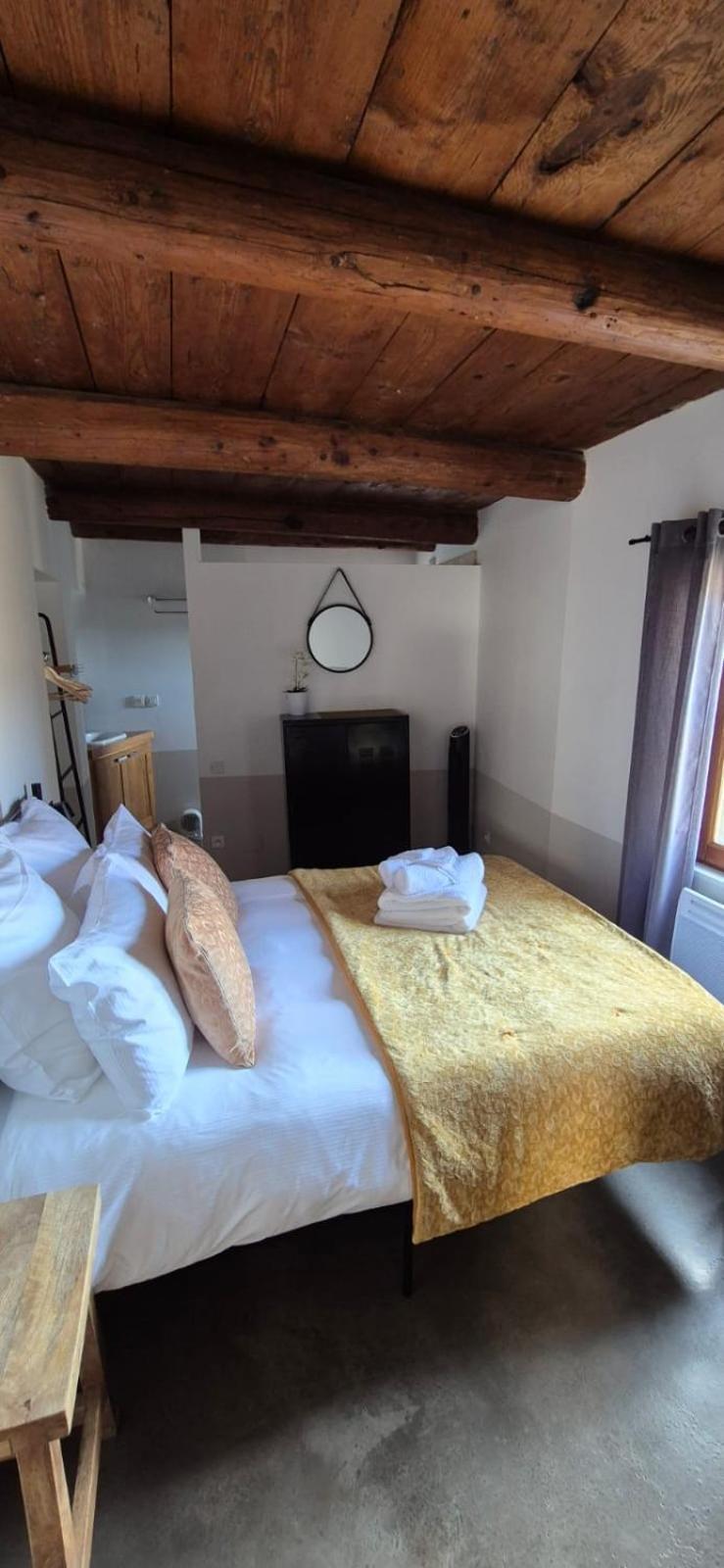 Proche Uzes Le Cocon Du Peintre Anglais Sagriès Exterior foto